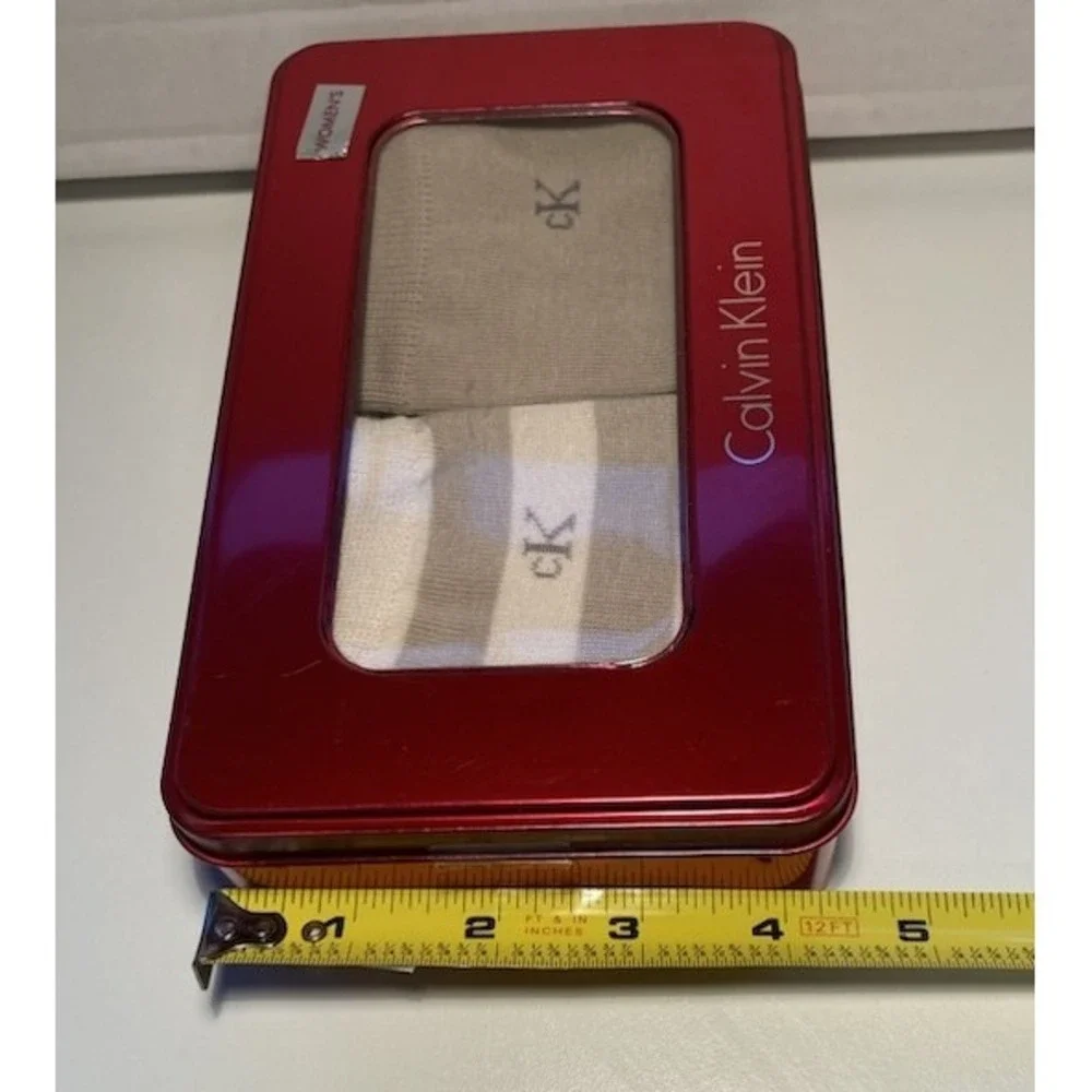 Calvin Klein Womens Crew Socks 2 Pack Neutral Beige Stripe Gift Tin‎ CK Logo